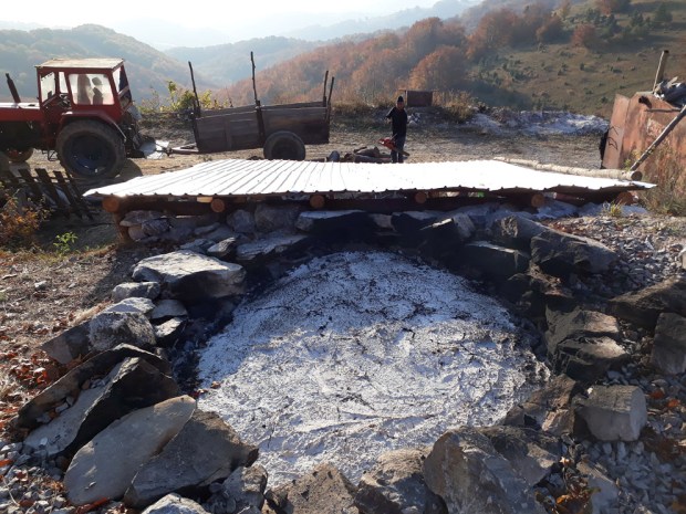 Dekke av kalkmørtel på toppen av ovnen i Podeni.