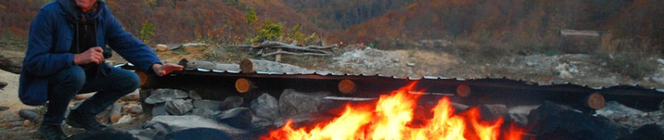 Terje varmer seg etter at flammene har slått gjennom ovnen (3. døgnet).