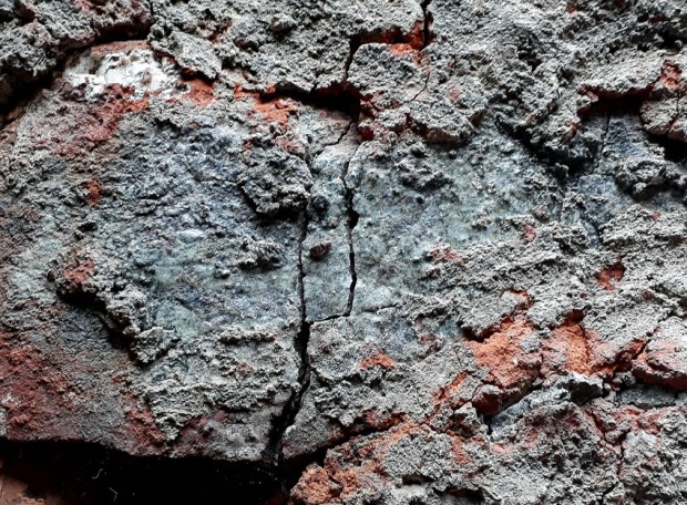 Gammel kalkovn nær Podeni. Glasert overflate på stein og leire etter mange brenninger på svært høy temperatur.