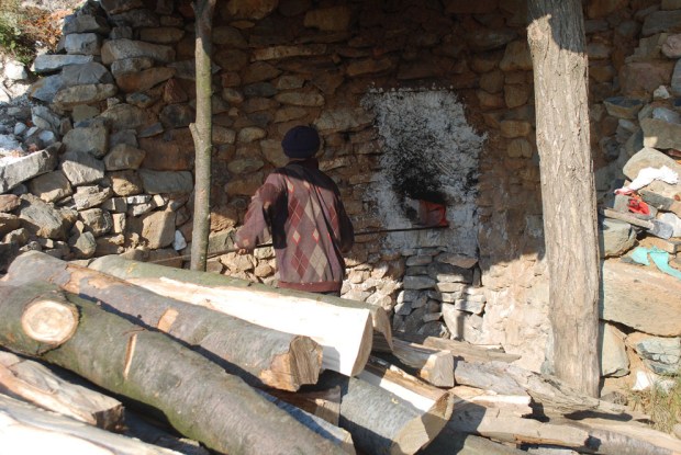 Ovnen er matet med lang ved som hjelpes opp i stående stilling med en lang jernstang med gaffel i enden. Legg merke til den svært lille åpningen.