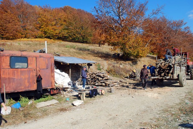 Kalkovnen ved Podeni. Tak foran ovnen, arbeidsbrakke og traktorhenger som kommer med mer ved.
