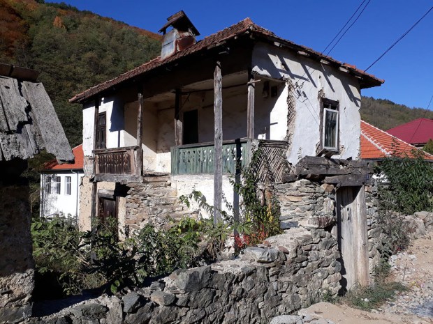 Tradisjonelt hus i Podeni. Steinbygd underetasje, tømret over. Alt pusset med leire og kalket