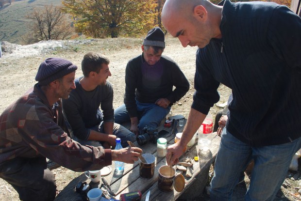 Lesking av hyllestadkalk og brente skjell fra Hyllestad. Det ble undring da vi viste at de brente skjellene kun kan leskes i kokende vann. For den brente kalken i Podeni er nærmest «eksplosiv» og lesker svært lett.