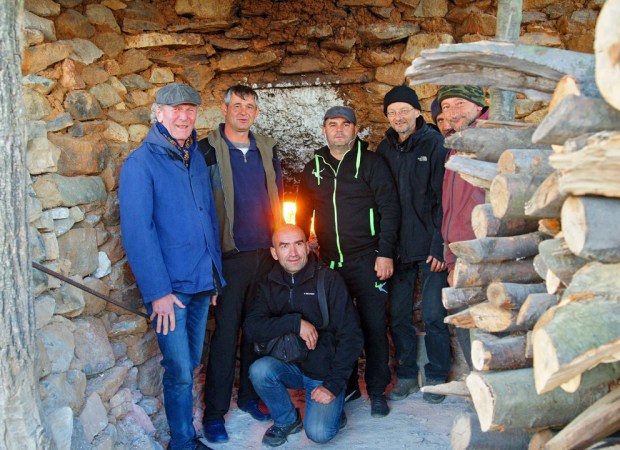 Foran en brennende ovn, slik det har vært i 2000 år. Fra venstre: Terje, Ghita, Pirvu, ordfører i Podeni, Per, Florescu og Niculae. Foto: Sønnen til Ghita