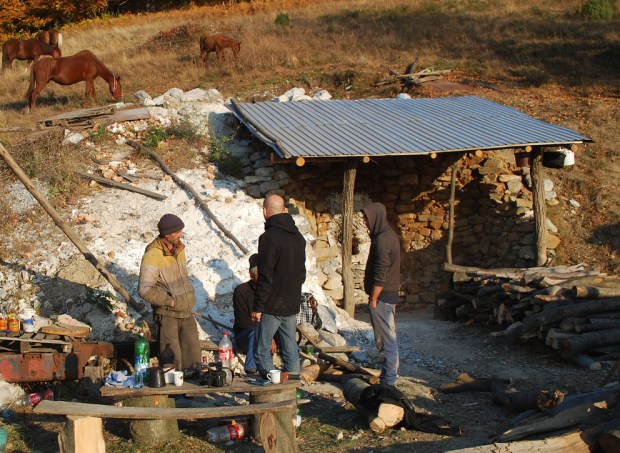 Kalkovnen i Podeni er i sin helhet gravd inn i en skråning og foret med naturstein. Alt det hvite er kassert, dårlig brent kalkstein fra tidligere brenninger.