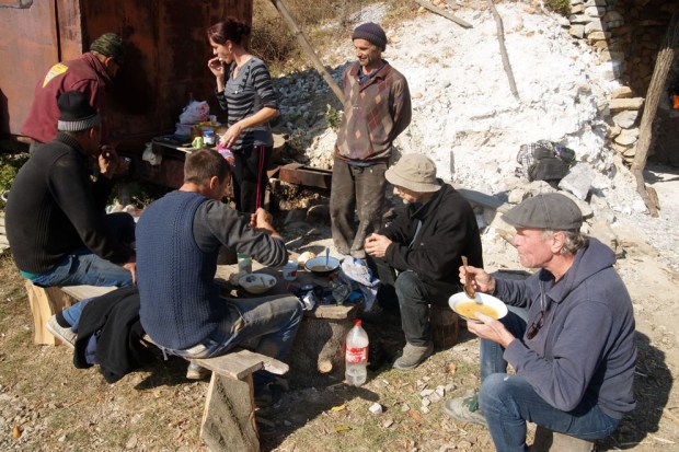 Frokost ved kalkovnen. Nicoleta har laget en velsmakende suppe. Foto: Pirvu Ionica