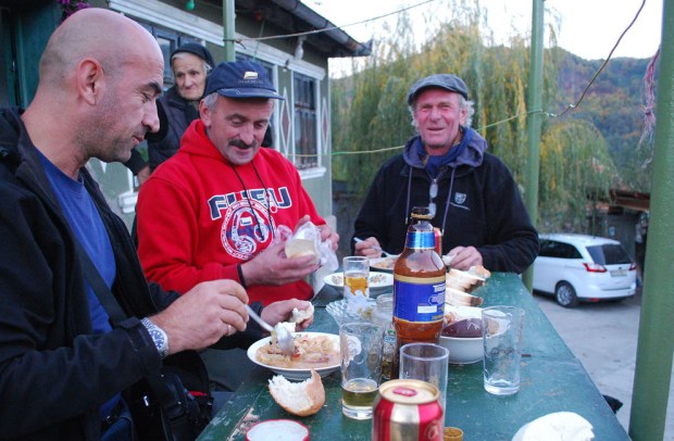 Middag hos vise-ordføreren i Podeni. Pirvu (t.v) og Terje (t.h.) nyter godsakene. Det var nok gamlemor på 80 (i bakgrunnen) som fikset det meste.