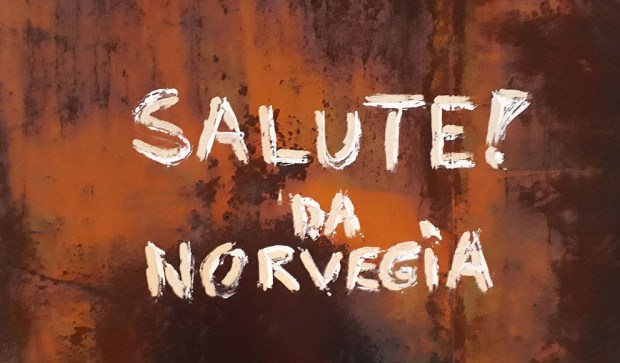 Vår egen spesielle hilsen – laget med gresspensler og lesket kalk og skjell fra Hyllestad, på jernbrakka til kalkbrennerne.