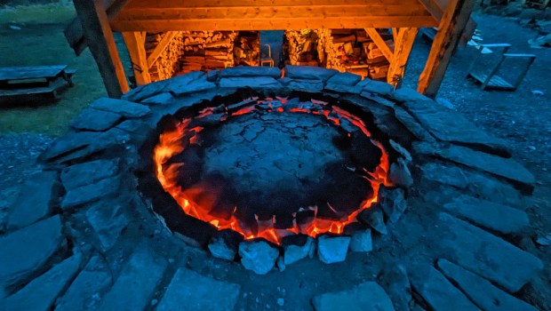 God glød på toppen av kalkovnen i Mosterhamn