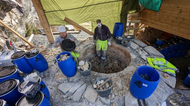 Bent Morten Steinsland og Tore Granmo sorterer og pakker den brente kalken