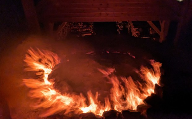 Full fyr langs periferien ved ilegg av ved i ovnen