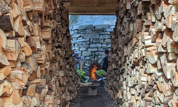 Kalkovnen med ovnsåpning og grindbygg foran for bl.a. lagring av ved