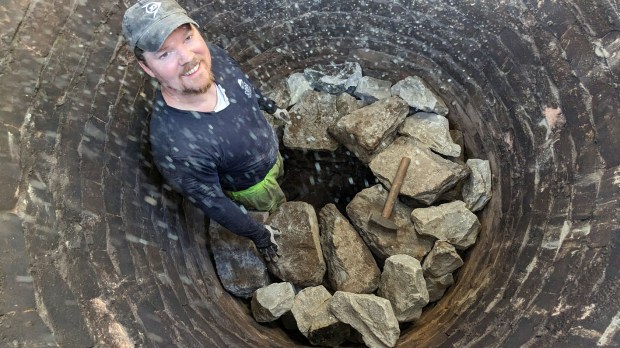 Bent Morten Steinsland bygger brennkammerhvelvet. Det ser ut omtrent som en vestlandsk potetkjeller