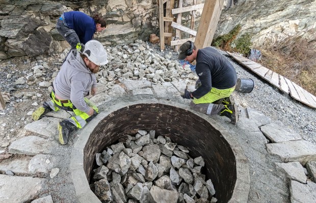 Tore Granmo, Bent Morten Steinsland og Sverre Christoffer Guldberg fyller ovnen med marmorstykker