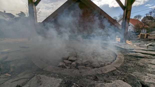 Mye fukt skal ut av ovnskonstruksjon og marmorfyllingen i starten av brenningen