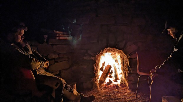 Meditativt. Tore Granmo og Joakim Rehaug Roth slapper av mellom sprenfyringen