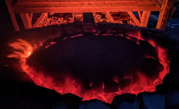 Rødglødene ovn i natten