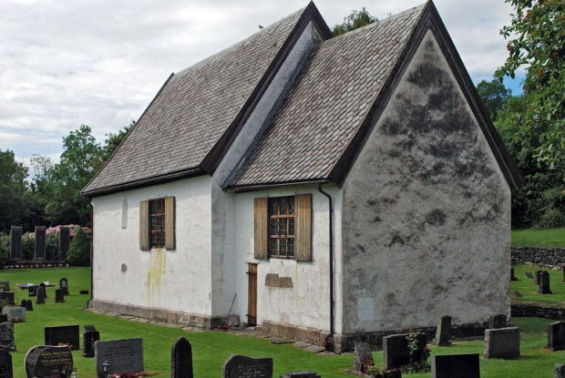 Moster gamle kirke trenger vedlikehold av det pussede murverket