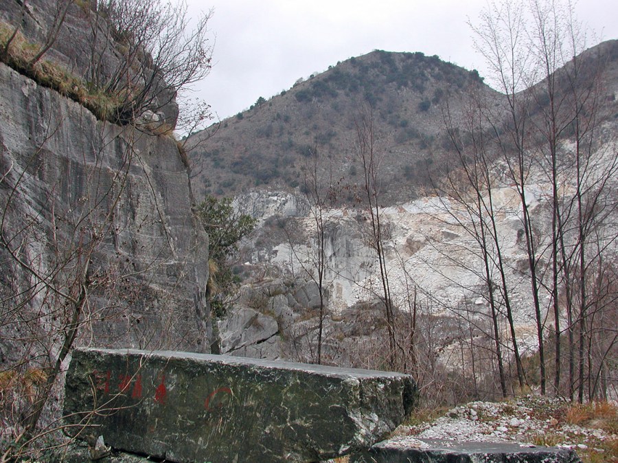 Carrara. Italia: Gammelt steinbrudd, kanskje fra romertiden, i forkant, moderne brudd i bakkant. I det gamle bruddet/veggen er stein tatt ut med kanalhogging. Foto: Per Storemyr