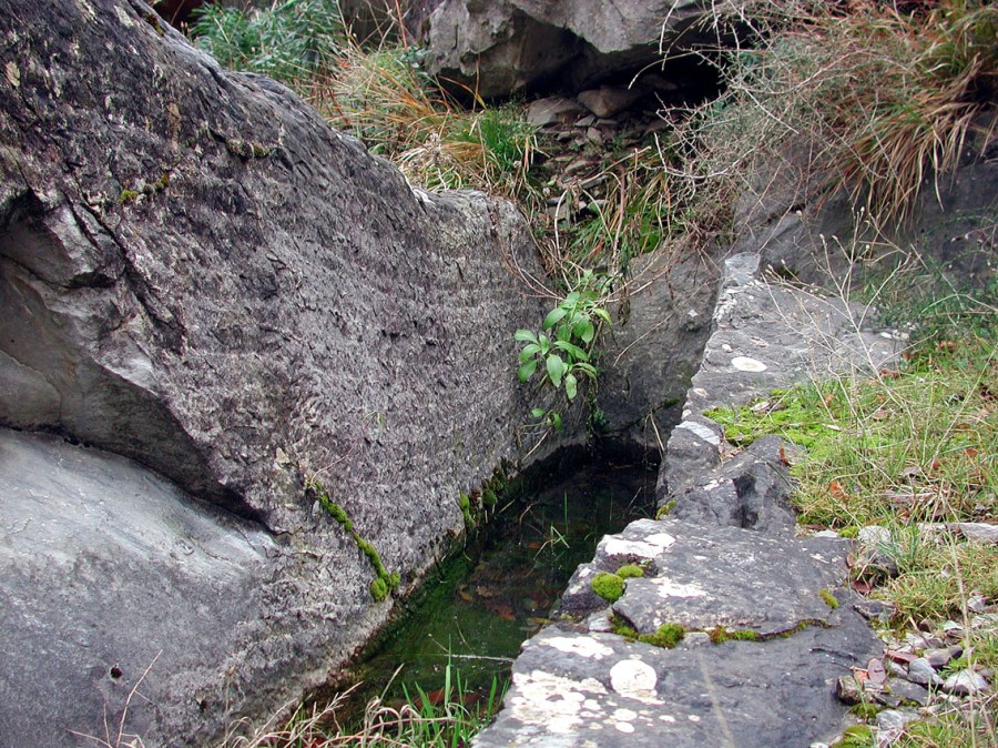 Tilsvarende hoggekanal som i Mosterhamn, men her i Carrara-marmor i Italia, kanskje fra romertiden. Foto: Per Storemyr