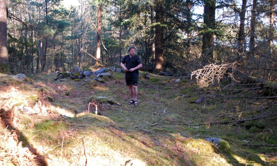 Tore Granmo midt i ringen av stein som markerer kalkmila ved Gassasundet. Foto: Per Storemyr 2022