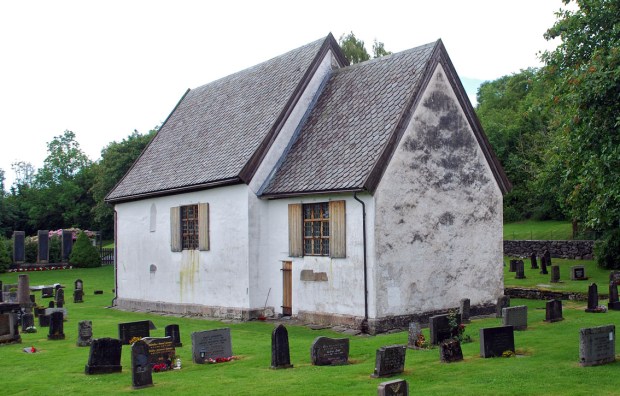 Moster gamle kirke slik den nå står med pussede vegger og ganske så sliten av forvitring. Til sommeren (2023) skal kirken vedlikeholdes og få nytt lag med slemming og hvitting, selvsagt med Mosterkalk! Foto: Per Storemyr 2022