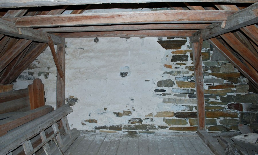 Moster gamle kirke, skipets østgavl - bygd med flere typer stein og med den middelalderske pussen intakt. Foto: Per Storemyr 2022