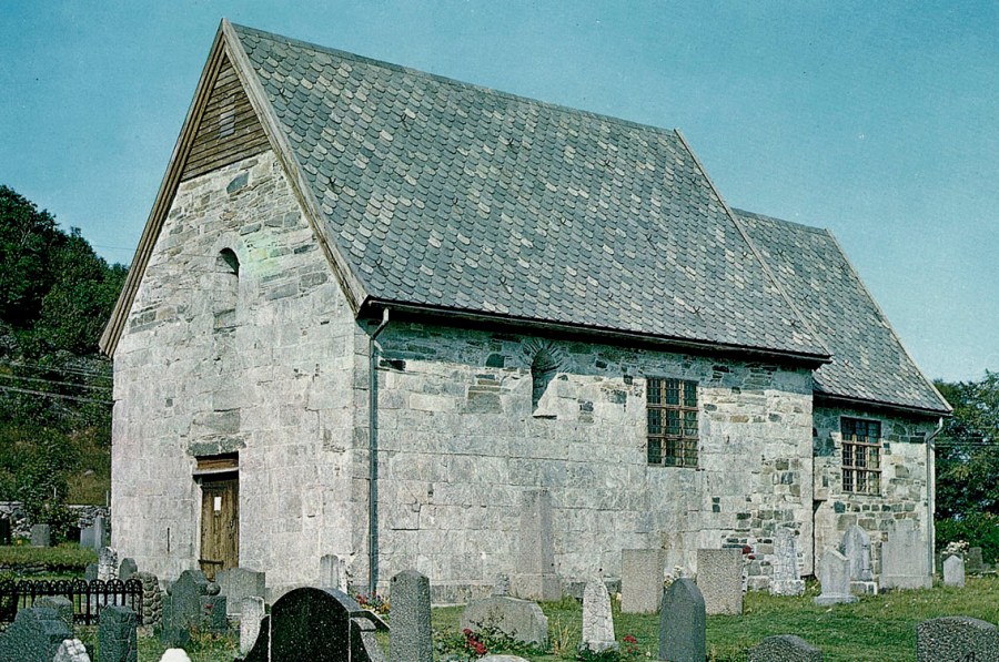 Moster gamle kirke mellom 1947 og 1974, mens murverket på sørfasaden sto åpent. Foto: Normann, Riksantikvarens arkiv