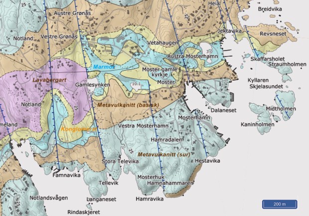 Geologisk kart over de sentrale deler av Mosterhamn. Praktisk talt alle deler av marmordraget (lyseblå farge) er utnyttet til steinbryting. Berggrunnskart, ngu.no