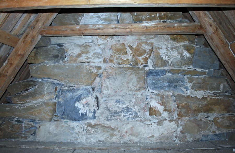 Moster gamle kirke, korets gavl - bygd av store marmorblokker. Foto: Per Storemyr 2022