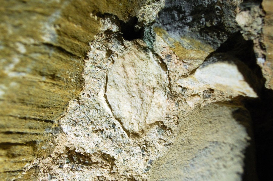 Moster gamle kirke, korets gavl, med stor ubrent marmorkjerne i den middelalderske murmørtelen. Foto: Per Storemyr 2022