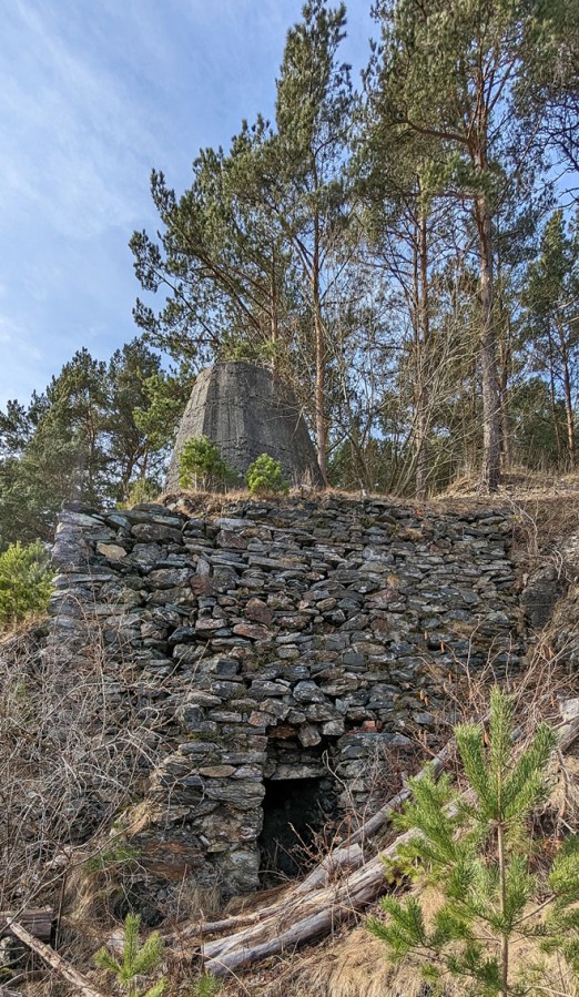 Skarholmen: Den gamle kalkovnen sett fra øst. Foto: Per Storemyr 2023