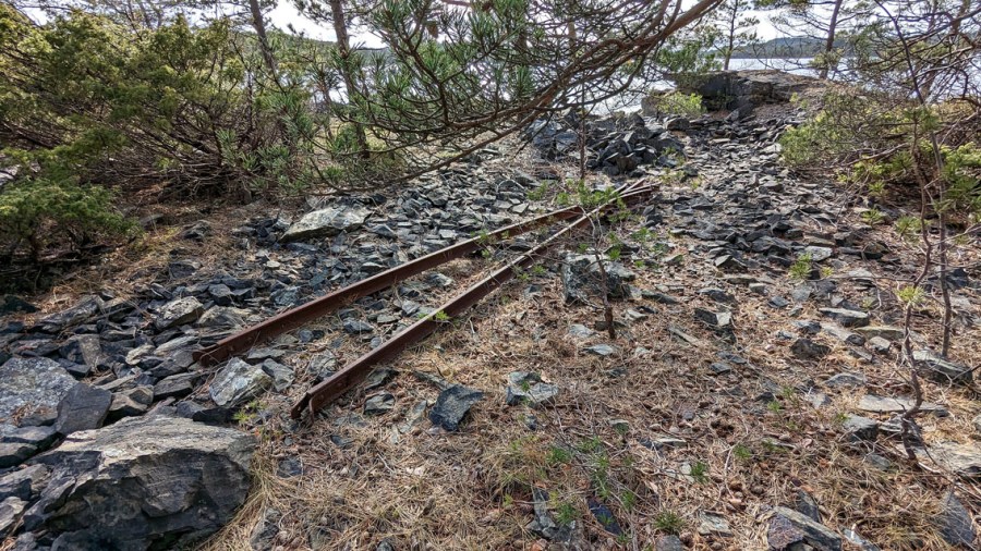 Skarholmen: Rester av skinnegang i bruddene. Foto: Per Storemyr 2023