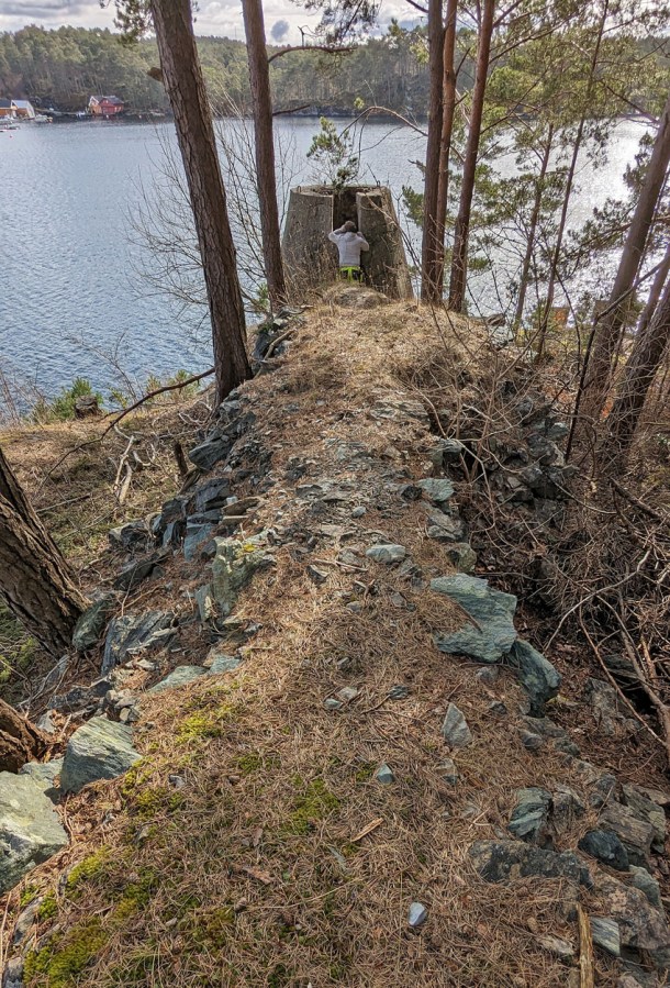 Skarholmen: Høy vei til den gamle kalkovnen for fylling fra toppen. Foto: Per Storemyr 2023