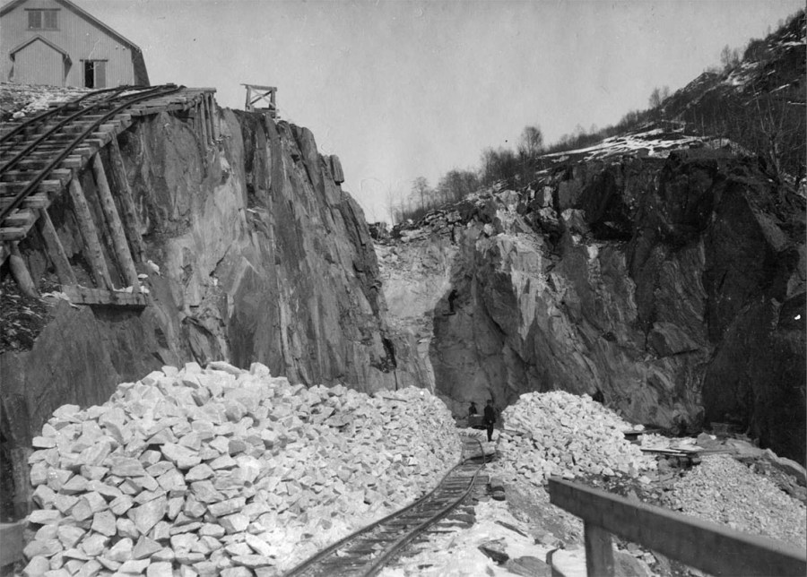 Et av de store bruddene i Mosterhamn, drevet for Odda Smelteverk. Foto fra førte halvdel av 1900-tallet, Norsk vasskraft- og industristadmuseum (digitaltmuseum.no)