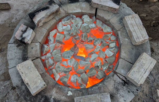 Topplokket er tatt av og den glødende kalken kjølner raskt. Men nedover er det fortsatt omkring 1000 grader