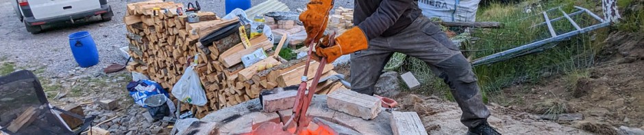 Det er skikkelig varmt når Anders Oppegaard fjerner topplokket fra kalkovnen og kan se ned i ei ildmørje av glødende, brent kalk
