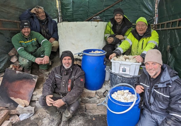 En del av deltakerne med den brente kalken, pakket i tønner. Foran f.v. Anders Oppegaard og Oddvin Kverhellen. Bak f.v. Tor Granerund, Jan Petter J-P Balavoine, Alf Kristian Egeland og Peter Andersen.