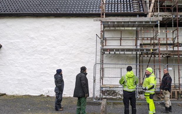 Ekskursjon til Holt middelalderkirke som er under restaurering og kalkhvitting. Men nå er selvsagt kalksesongen over for i år. På’n igjen til sommeren.