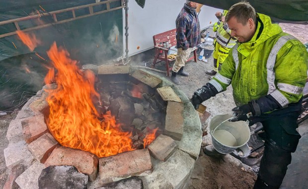 Alf Kristian Egeland hvitter ovnen mens den er i full fyr.