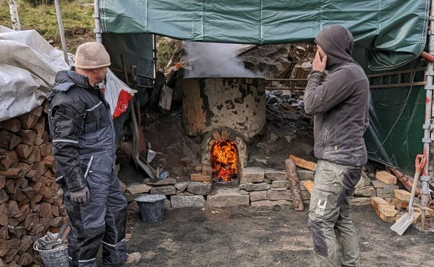 Ovnen er fylt og det brennes av fukt.