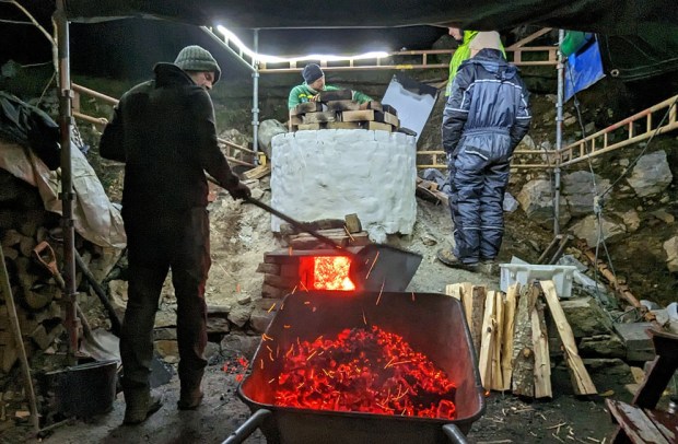 Å spa ut glødende kull…