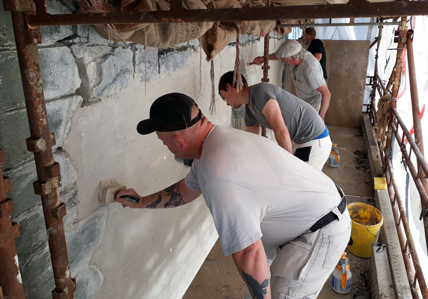 Figur 12: Kursing er viktig for opplæring i bruk av tradisjonell kalk. Her fra restaurering av Sørbø kirke sommeren 2022 med Mosterkalk brent i Mosterhamn. Foto: Per Storemyr