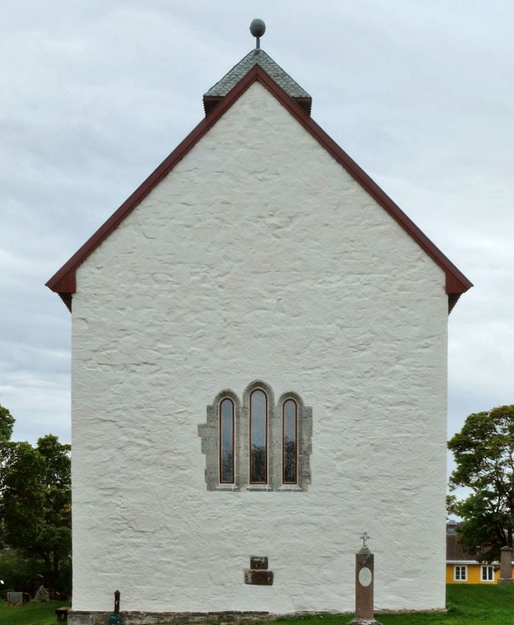 Figur 13: Mariakirken på Gran, restaurert 2022 i hovedsak med «Totenkalk» (Mjøskalk fra Bøverbru), brent i kalkovnen på Helgøya. Foto: Morten Stige.