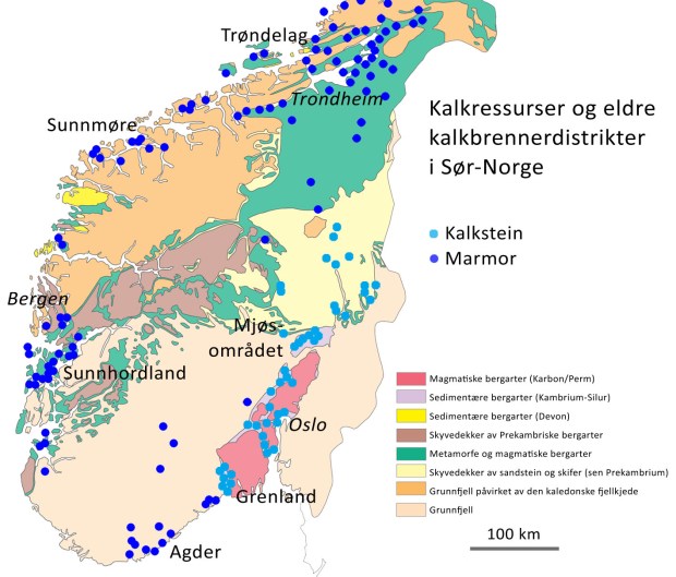 Figur 2: Kalkressurser i Norge. Ansamlinger av ressurser definerer eldre kalkbrennerdistrikter. Langs kysten fra Agder til Trøndelag finnes det kun marmor. Kalkstein opptrer i Oslofeltet og nord for Mjøsområdet. Kart basert på NGUs geologiske kart og mineralressursdatabase.