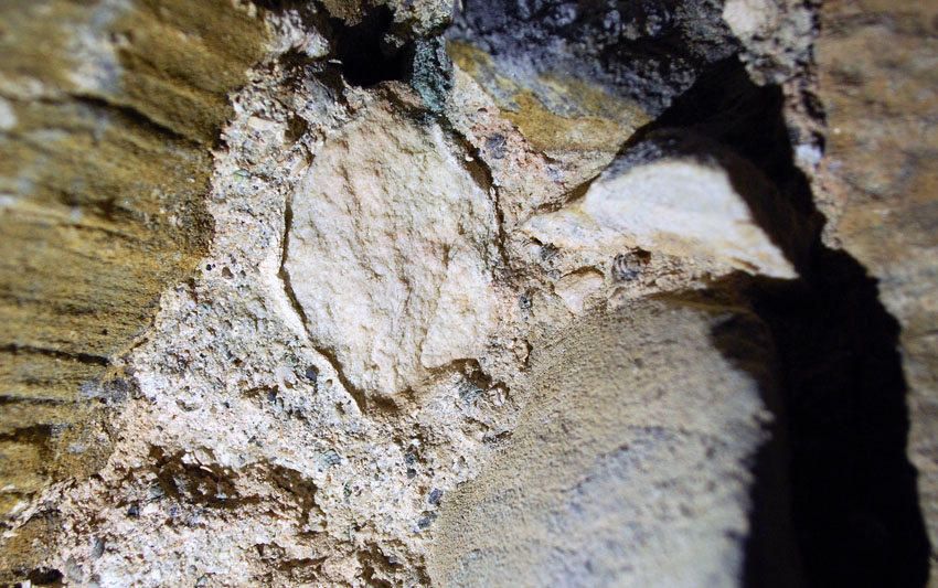 Figur 8: Ofte er det mulig å bedømme råstoffets beskaffenhet ved å studere fuger i gamle bygninger. Her en ubrent «kjerne» av hvit marmor i Moster gamle kirke på Bømlo. Marmoren har den samme karakteren som forekomstene i umiddelbar nærhet til kirken. Foto: Per Storemyr