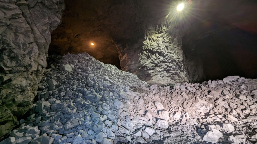 Del av det gigantiske undergrunnsbruddet i kalkstein til Heidelberg Materials. Her er vi langt under Eidangerfjorden.