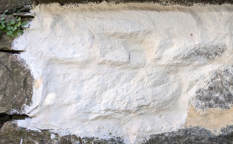 Den typiske hvite, litt gyldne, gulbeige fargen på hviting av Brevikkalk