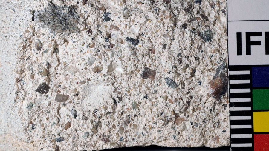 Typisk mørtel som vi har laget av Brevikkalk. Hotmix, blandingsforhold ca. 1:1.