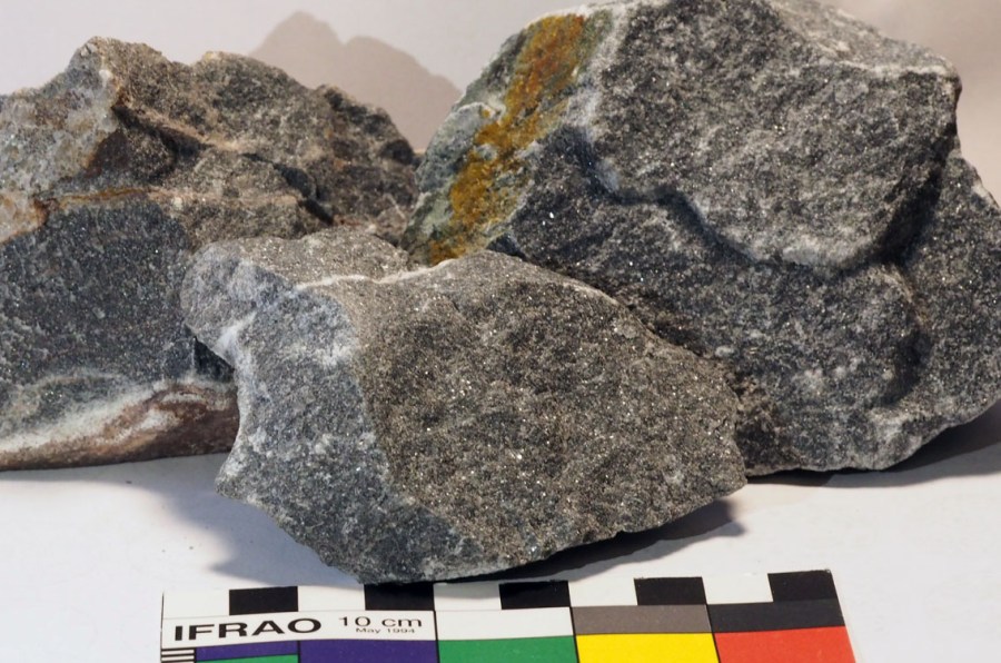 Typiske, gråblå, ganske rene biter av Brevikkalk før de brennes.